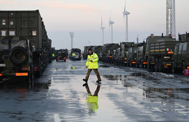 Größte NATO-Übung des Jahres gestartet -Steadfast Dart 2026. Italienische Soldatinnen und Soldaten treffen mit Ausrüstung und Fahrzeugen im Seehafen von Emden ein. Emden Niedersachsen Deutschland *** Largest NATO exercise of the year launched Steadfast Dart 2026 Italian soldiers arrive with equipment and vehicles at the seaport of Emden Emden Lower Saxony Germany Copyright: xdiebildwerftx