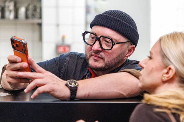 15.01.2026. Düsseldorf. An die Pfannen: Kochnachhilfe für Mrs. Doubtfire von Fernsehkoch Sebastian Lege. Fernsehkoch Sebastian Lege hat bei der Musical-Premiere schon erlebt, wie schwer sich Mrs. Doubtfire (Darsteller Dustin Smailes) mit Pfannen und Töpfen tut und schreitet nun höchstpersönlich ein! Im 25hours Hotel kocht der Besseresser gemeinsam mit dem stacheligen Kindermädchen ein cremiges One-Pan-Chicken. Düsseldorf 25hours Hotel Das Tour, Louis-Pasteur-Platz 1 Nordrhein-Westfalen Deutschland