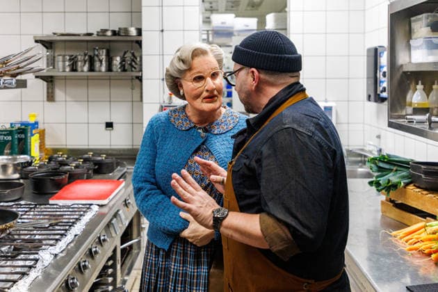15.01.2026. Düsseldorf. An die Pfannen: Kochnachhilfe für Mrs. Doubtfire von Fernsehkoch Sebastian Lege. Fernsehkoch Sebastian Lege hat bei der Musical-Premiere schon erlebt, wie schwer sich Mrs. Doubtfire (Darsteller Dustin Smailes) mit Pfannen und Töpfen tut und schreitet nun höchstpersönlich ein! Im 25hours Hotel kocht der Besseresser gemeinsam mit dem stacheligen Kindermädchen ein cremiges One-Pan-Chicken. Düsseldorf 25hours Hotel Das Tour, Louis-Pasteur-Platz 1 Nordrhein-Westfalen Deutschland