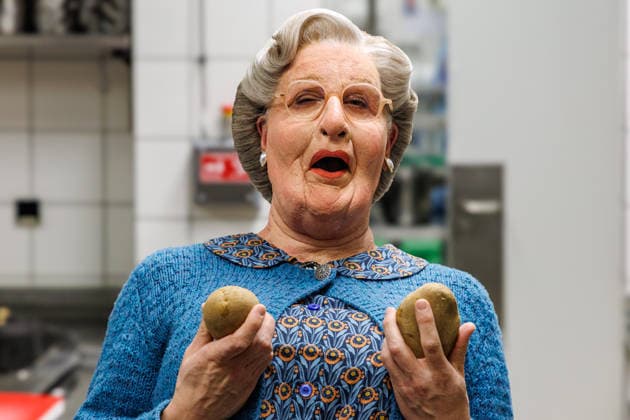 15.01.2026. Düsseldorf. An die Pfannen: Kochnachhilfe für Mrs. Doubtfire von Fernsehkoch Sebastian Lege. Fernsehkoch Sebastian Lege hat bei der Musical-Premiere schon erlebt, wie schwer sich Mrs. Doubtfire (Darsteller Dustin Smailes) mit Pfannen und Töpfen tut und schreitet nun höchstpersönlich ein! Im 25hours Hotel kocht der Besseresser gemeinsam mit dem stacheligen Kindermädchen ein cremiges One-Pan-Chicken. Düsseldorf 25hours Hotel Das Tour, Louis-Pasteur-Platz 1 Nordrhein-Westfalen Deutschland