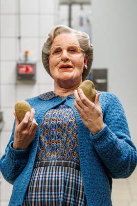 15.01.2026. Düsseldorf. An die Pfannen: Kochnachhilfe für Mrs. Doubtfire von Fernsehkoch Sebastian Lege. Fernsehkoch Sebastian Lege hat bei der Musical-Premiere schon erlebt, wie schwer sich Mrs. Doubtfire (Darsteller Dustin Smailes) mit Pfannen und Töpfen tut und schreitet nun höchstpersönlich ein! Im 25hours Hotel kocht der Besseresser gemeinsam mit dem stacheligen Kindermädchen ein cremiges One-Pan-Chicken. Düsseldorf 25hours Hotel Das Tour, Louis-Pasteur-Platz 1 Nordrhein-Westfalen Deutschland