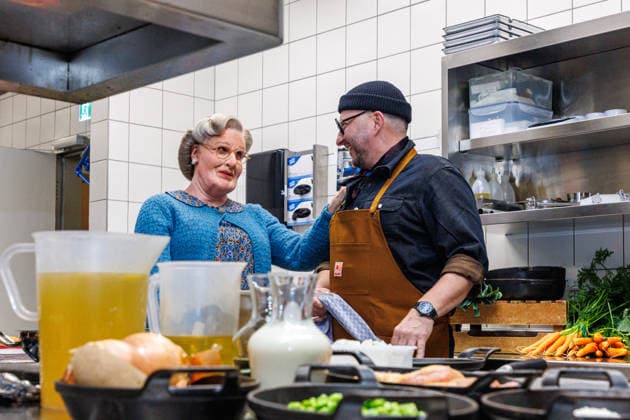 15.01.2026. Düsseldorf. An die Pfannen: Kochnachhilfe für Mrs. Doubtfire von Fernsehkoch Sebastian Lege. Fernsehkoch Sebastian Lege hat bei der Musical-Premiere schon erlebt, wie schwer sich Mrs. Doubtfire (Darsteller Dustin Smailes) mit Pfannen und Töpfen tut und schreitet nun höchstpersönlich ein! Im 25hours Hotel kocht der Besseresser gemeinsam mit dem stacheligen Kindermädchen ein cremiges One-Pan-Chicken. Düsseldorf 25hours Hotel Das Tour, Louis-Pasteur-Platz 1 Nordrhein-Westfalen Deutschland