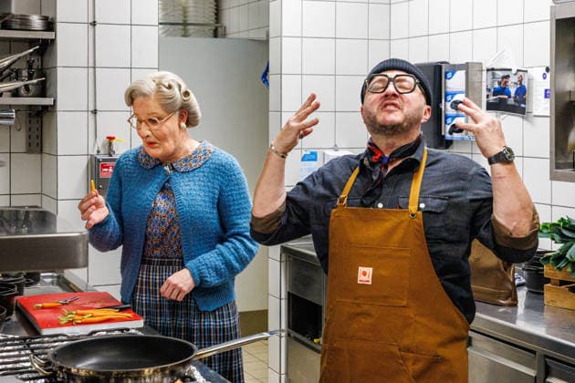 15.01.2026. Düsseldorf. An die Pfannen: Kochnachhilfe für Mrs. Doubtfire von Fernsehkoch Sebastian Lege. Fernsehkoch Sebastian Lege hat bei der Musical-Premiere schon erlebt, wie schwer sich Mrs. Doubtfire (Darsteller Dustin Smailes) mit Pfannen und Töpfen tut und schreitet nun höchstpersönlich ein! Im 25hours Hotel kocht der Besseresser gemeinsam mit dem stacheligen Kindermädchen ein cremiges One-Pan-Chicken. Düsseldorf 25hours Hotel Das Tour, Louis-Pasteur-Platz 1 Nordrhein-Westfalen Deutschland