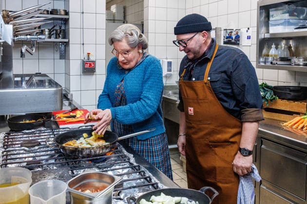 15.01.2026. Düsseldorf. An die Pfannen: Kochnachhilfe für Mrs. Doubtfire von Fernsehkoch Sebastian Lege. Fernsehkoch Sebastian Lege hat bei der Musical-Premiere schon erlebt, wie schwer sich Mrs. Doubtfire (Darsteller Dustin Smailes) mit Pfannen und Töpfen tut und schreitet nun höchstpersönlich ein! Im 25hours Hotel kocht der Besseresser gemeinsam mit dem stacheligen Kindermädchen ein cremiges One-Pan-Chicken. Düsseldorf 25hours Hotel Das Tour, Louis-Pasteur-Platz 1 Nordrhein-Westfalen Deutschland