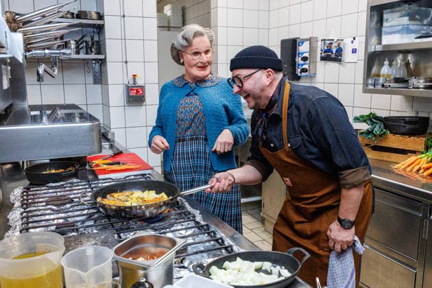 15.01.2026. Düsseldorf. An die Pfannen: Kochnachhilfe für Mrs. Doubtfire von Fernsehkoch Sebastian Lege. Fernsehkoch Sebastian Lege hat bei der Musical-Premiere schon erlebt, wie schwer sich Mrs. Doubtfire (Darsteller Dustin Smailes) mit Pfannen und Töpfen tut und schreitet nun höchstpersönlich ein! Im 25hours Hotel kocht der Besseresser gemeinsam mit dem stacheligen Kindermädchen ein cremiges One-Pan-Chicken. Düsseldorf 25hours Hotel Das Tour, Louis-Pasteur-Platz 1 Nordrhein-Westfalen Deutschland