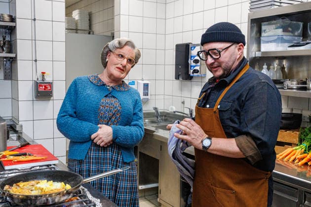 15.01.2026. Düsseldorf. An die Pfannen: Kochnachhilfe für Mrs. Doubtfire von Fernsehkoch Sebastian Lege. Fernsehkoch Sebastian Lege hat bei der Musical-Premiere schon erlebt, wie schwer sich Mrs. Doubtfire (Darsteller Dustin Smailes) mit Pfannen und Töpfen tut und schreitet nun höchstpersönlich ein! Im 25hours Hotel kocht der Besseresser gemeinsam mit dem stacheligen Kindermädchen ein cremiges One-Pan-Chicken. Düsseldorf 25hours Hotel Das Tour, Louis-Pasteur-Platz 1 Nordrhein-Westfalen Deutschland