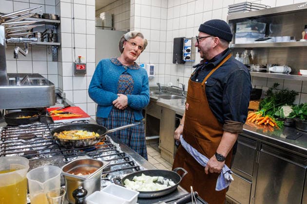 15.01.2026. Düsseldorf. An die Pfannen: Kochnachhilfe für Mrs. Doubtfire von Fernsehkoch Sebastian Lege. Fernsehkoch Sebastian Lege hat bei der Musical-Premiere schon erlebt, wie schwer sich Mrs. Doubtfire (Darsteller Dustin Smailes) mit Pfannen und Töpfen tut und schreitet nun höchstpersönlich ein! Im 25hours Hotel kocht der Besseresser gemeinsam mit dem stacheligen Kindermädchen ein cremiges One-Pan-Chicken. Düsseldorf 25hours Hotel Das Tour, Louis-Pasteur-Platz 1 Nordrhein-Westfalen Deutschland