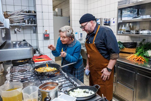 15.01.2026. Düsseldorf. An die Pfannen: Kochnachhilfe für Mrs. Doubtfire von Fernsehkoch Sebastian Lege. Fernsehkoch Sebastian Lege hat bei der Musical-Premiere schon erlebt, wie schwer sich Mrs. Doubtfire (Darsteller Dustin Smailes) mit Pfannen und Töpfen tut und schreitet nun höchstpersönlich ein! Im 25hours Hotel kocht der Besseresser gemeinsam mit dem stacheligen Kindermädchen ein cremiges One-Pan-Chicken. Düsseldorf 25hours Hotel Das Tour, Louis-Pasteur-Platz 1 Nordrhein-Westfalen Deutschland