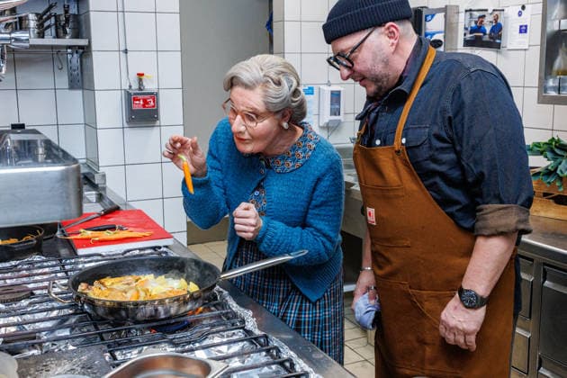 15.01.2026. Düsseldorf. An die Pfannen: Kochnachhilfe für Mrs. Doubtfire von Fernsehkoch Sebastian Lege. Fernsehkoch Sebastian Lege hat bei der Musical-Premiere schon erlebt, wie schwer sich Mrs. Doubtfire (Darsteller Dustin Smailes) mit Pfannen und Töpfen tut und schreitet nun höchstpersönlich ein! Im 25hours Hotel kocht der Besseresser gemeinsam mit dem stacheligen Kindermädchen ein cremiges One-Pan-Chicken. Düsseldorf 25hours Hotel Das Tour, Louis-Pasteur-Platz 1 Nordrhein-Westfalen Deutschland