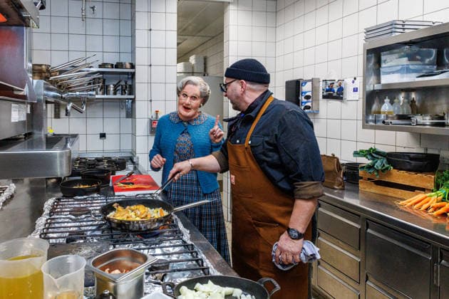 15.01.2026. Düsseldorf. An die Pfannen: Kochnachhilfe für Mrs. Doubtfire von Fernsehkoch Sebastian Lege. Fernsehkoch Sebastian Lege hat bei der Musical-Premiere schon erlebt, wie schwer sich Mrs. Doubtfire (Darsteller Dustin Smailes) mit Pfannen und Töpfen tut und schreitet nun höchstpersönlich ein! Im 25hours Hotel kocht der Besseresser gemeinsam mit dem stacheligen Kindermädchen ein cremiges One-Pan-Chicken. Düsseldorf 25hours Hotel Das Tour, Louis-Pasteur-Platz 1 Nordrhein-Westfalen Deutschland