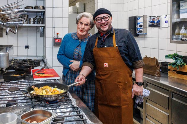 15.01.2026. Düsseldorf. An die Pfannen: Kochnachhilfe für Mrs. Doubtfire von Fernsehkoch Sebastian Lege. Fernsehkoch Sebastian Lege hat bei der Musical-Premiere schon erlebt, wie schwer sich Mrs. Doubtfire (Darsteller Dustin Smailes) mit Pfannen und Töpfen tut und schreitet nun höchstpersönlich ein! Im 25hours Hotel kocht der Besseresser gemeinsam mit dem stacheligen Kindermädchen ein cremiges One-Pan-Chicken. Düsseldorf 25hours Hotel Das Tour, Louis-Pasteur-Platz 1 Nordrhein-Westfalen Deutschland