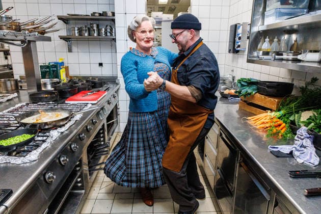 15.01.2026. Düsseldorf. An die Pfannen: Kochnachhilfe für Mrs. Doubtfire von Fernsehkoch Sebastian Lege. Fernsehkoch Sebastian Lege hat bei der Musical-Premiere schon erlebt, wie schwer sich Mrs. Doubtfire (Darsteller Dustin Smailes) mit Pfannen und Töpfen tut und schreitet nun höchstpersönlich ein! Im 25hours Hotel kocht der Besseresser gemeinsam mit dem stacheligen Kindermädchen ein cremiges One-Pan-Chicken. Düsseldorf 25hours Hotel Das Tour, Louis-Pasteur-Platz 1 Nordrhein-Westfalen Deutschland