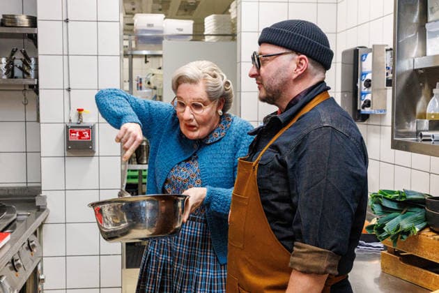 15.01.2026. Düsseldorf. An die Pfannen: Kochnachhilfe für Mrs. Doubtfire von Fernsehkoch Sebastian Lege. Fernsehkoch Sebastian Lege hat bei der Musical-Premiere schon erlebt, wie schwer sich Mrs. Doubtfire (Darsteller Dustin Smailes) mit Pfannen und Töpfen tut und schreitet nun höchstpersönlich ein! Im 25hours Hotel kocht der Besseresser gemeinsam mit dem stacheligen Kindermädchen ein cremiges One-Pan-Chicken. Düsseldorf 25hours Hotel Das Tour, Louis-Pasteur-Platz 1 Nordrhein-Westfalen Deutschland