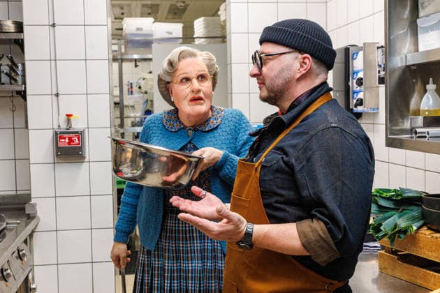 15.01.2026. Düsseldorf. An die Pfannen: Kochnachhilfe für Mrs. Doubtfire von Fernsehkoch Sebastian Lege. Fernsehkoch Sebastian Lege hat bei der Musical-Premiere schon erlebt, wie schwer sich Mrs. Doubtfire (Darsteller Dustin Smailes) mit Pfannen und Töpfen tut und schreitet nun höchstpersönlich ein! Im 25hours Hotel kocht der Besseresser gemeinsam mit dem stacheligen Kindermädchen ein cremiges One-Pan-Chicken. Düsseldorf 25hours Hotel Das Tour, Louis-Pasteur-Platz 1 Nordrhein-Westfalen Deutschland