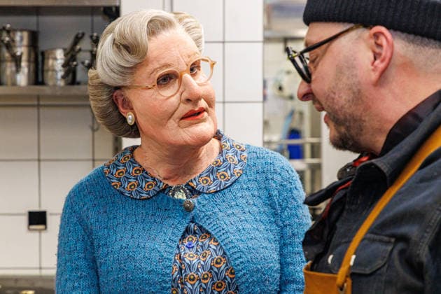 15.01.2026. Düsseldorf. An die Pfannen: Kochnachhilfe für Mrs. Doubtfire von Fernsehkoch Sebastian Lege. Fernsehkoch Sebastian Lege hat bei der Musical-Premiere schon erlebt, wie schwer sich Mrs. Doubtfire (Darsteller Dustin Smailes) mit Pfannen und Töpfen tut und schreitet nun höchstpersönlich ein! Im 25hours Hotel kocht der Besseresser gemeinsam mit dem stacheligen Kindermädchen ein cremiges One-Pan-Chicken. Düsseldorf 25hours Hotel Das Tour, Louis-Pasteur-Platz 1 Nordrhein-Westfalen Deutschland