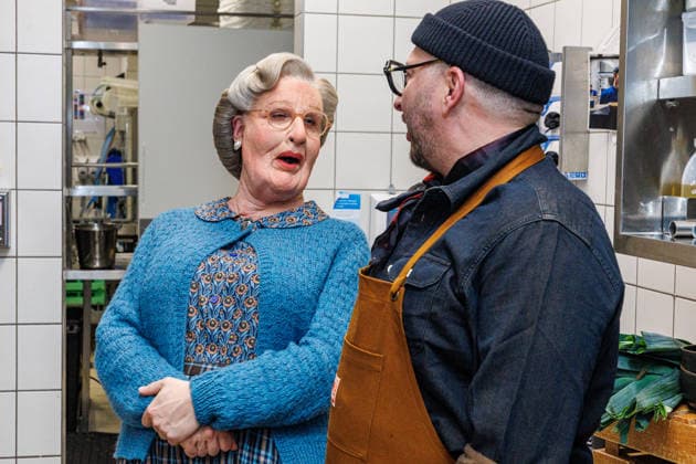 15.01.2026. Düsseldorf. An die Pfannen: Kochnachhilfe für Mrs. Doubtfire von Fernsehkoch Sebastian Lege. Fernsehkoch Sebastian Lege hat bei der Musical-Premiere schon erlebt, wie schwer sich Mrs. Doubtfire (Darsteller Dustin Smailes) mit Pfannen und Töpfen tut und schreitet nun höchstpersönlich ein! Im 25hours Hotel kocht der Besseresser gemeinsam mit dem stacheligen Kindermädchen ein cremiges One-Pan-Chicken. Düsseldorf 25hours Hotel Das Tour, Louis-Pasteur-Platz 1 Nordrhein-Westfalen Deutschland
