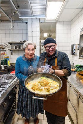 15.01.2026. Düsseldorf. An die Pfannen: Kochnachhilfe für Mrs. Doubtfire von Fernsehkoch Sebastian Lege. Fernsehkoch Sebastian Lege hat bei der Musical-Premiere schon erlebt, wie schwer sich Mrs. Doubtfire (Darsteller Dustin Smailes) mit Pfannen und Töpfen tut und schreitet nun höchstpersönlich ein! Im 25hours Hotel kocht der Besseresser gemeinsam mit dem stacheligen Kindermädchen ein cremiges One-Pan-Chicken. Düsseldorf 25hours Hotel Das Tour, Louis-Pasteur-Platz 1 Nordrhein-Westfalen Deutschland