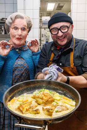 15.01.2026. Düsseldorf. An die Pfannen: Kochnachhilfe für Mrs. Doubtfire von Fernsehkoch Sebastian Lege. Fernsehkoch Sebastian Lege hat bei der Musical-Premiere schon erlebt, wie schwer sich Mrs. Doubtfire (Darsteller Dustin Smailes) mit Pfannen und Töpfen tut und schreitet nun höchstpersönlich ein! Im 25hours Hotel kocht der Besseresser gemeinsam mit dem stacheligen Kindermädchen ein cremiges One-Pan-Chicken. Düsseldorf 25hours Hotel Das Tour, Louis-Pasteur-Platz 1 Nordrhein-Westfalen Deutschland