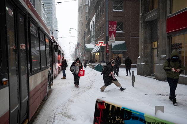 January 15, 2026, Toronto, On, CANADA: Commuters make their way to their destinations on King Street East amid heavy snowfall and accumulation as snow and heavy winds continue to hammer the Greater Toronto Area, in Toronto, Thursday, Jan. 15, 2026. Toronto CANADA  - ZUMAc35_ 20260115_zaf_c35_056 Copyright: xGiordanoxCiampinix