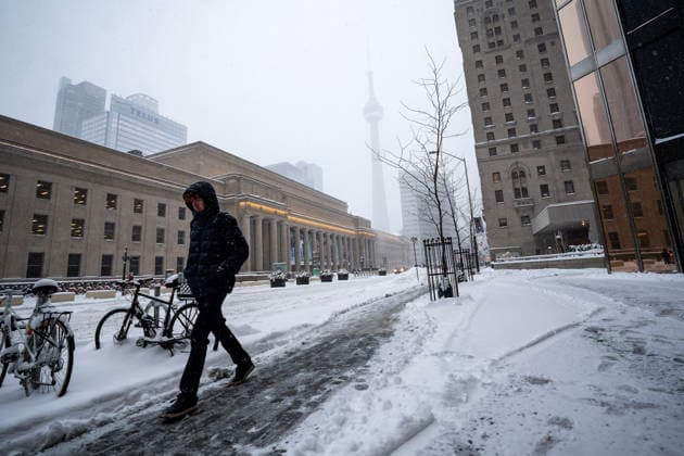 January 15, 2026, Toronto, On, CANADA: A pedestrian walks along Front Street amid heavy snowfall and accumulation as snow and heavy winds continue to hammer the Greater Toronto Area, in Toronto, Thursday, Jan. 15, 2026. Toronto CANADA  - ZUMAc35_ 20260115_zaf_c35_057 Copyright: xGiordanoxCiampinix