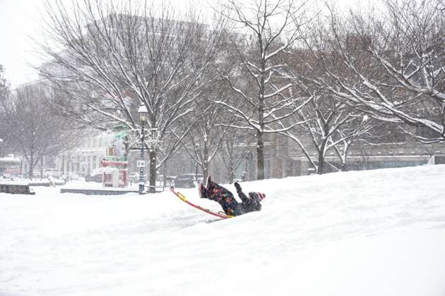 January 15, 2026, Toronto, On, CANADA: A child plays in a parkette in downtown Toronto, as a snow storm forces school closures in the city, on Thursday, Jan. 15, 2026. Toronto CANADA  - ZUMAc35_ 20260115_zaf_c35_076 Copyright: xChrisxYoungx