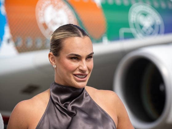 Aryna Sabalenka Arrives in Melbourne For Australian Open, Announces Partnership With Emirates Aryna Sabalenka stands before Emirates Airbus A380 in Grand Slam Tennis livery. Aryna Sabalenka of Belarus, ranked number one in the world, arrives at Melbourne Tullamarine International Airport for the Australian Open, announcing partnership with Emirates Airlines. Melbourne Australia Copyright: xAlexxZuccox xSOPAxImagesx azucco150126-7