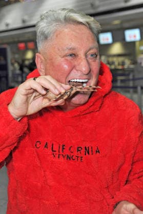 RTL - Dschungelcamp 2026. Hubert Fella anläßlich der Abreise der Kandidaten der RTL - Sendung Ich bin ein Star - holt mich hier raus zum Dschungel-Camp 2026 in Australien am 15.01.2026 auf dem Flughafen Frankfurt Main. 20260115MWI098322