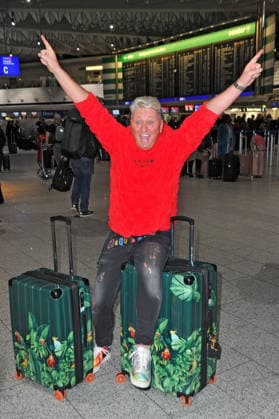RTL - Dschungelcamp 2026. Hubert Fella anläßlich der Abreise der Kandidaten der RTL - Sendung Ich bin ein Star - holt mich hier raus zum Dschungel-Camp 2026 in Australien am 15.01.2026 auf dem Flughafen Frankfurt Main. 20260115MWI098343