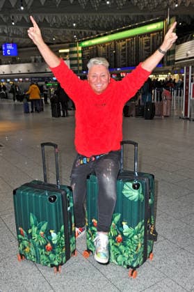 RTL - Dschungelcamp 2026. Hubert Fella anläßlich der Abreise der Kandidaten der RTL - Sendung Ich bin ein Star - holt mich hier raus zum Dschungel-Camp 2026 in Australien am 15.01.2026 auf dem Flughafen Frankfurt Main. 20260115MWI098356