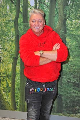 RTL - Dschungelcamp 2026. Hubert Fella anläßlich der Abreise der Kandidaten der RTL - Sendung Ich bin ein Star - holt mich hier raus zum Dschungel-Camp 2026 in Australien am 15.01.2026 auf dem Flughafen Frankfurt Main. 20260115MWI098399