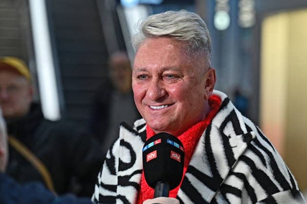 RTL - Dschungelcamp 2026. Hubert Fella anläßlich der Abreise der Kandidaten der RTL - Sendung Ich bin ein Star - holt mich hier raus zum Dschungel-Camp 2026 in Australien am 15.01.2026 auf dem Flughafen Frankfurt Main. 20260115MWI098488
