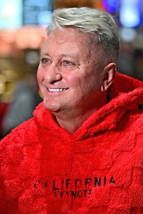 RTL - Dschungelcamp 2026. Hubert Fella anläßlich der Abreise der Kandidaten der RTL - Sendung Ich bin ein Star - holt mich hier raus zum Dschungel-Camp 2026 in Australien am 15.01.2026 auf dem Flughafen Frankfurt Main. 20260115MWI098669