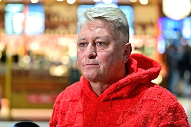 RTL - Dschungelcamp 2026. Hubert Fella anläßlich der Abreise der Kandidaten der RTL - Sendung Ich bin ein Star - holt mich hier raus zum Dschungel-Camp 2026 in Australien am 15.01.2026 auf dem Flughafen Frankfurt Main. 20260115MWI098701