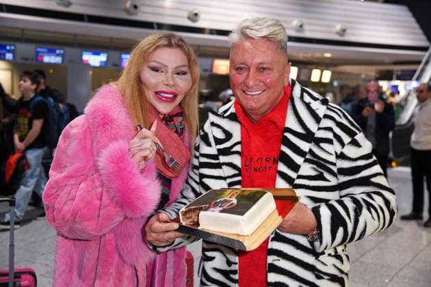 Hubert Fella mit bestem Freund Patrick Kroner - Abflug der Kandidaten der RTL TV-Show ICH BIN EIN STAR, HOLT MICH HIER RAUS am Frankfurter Flughafen in Frankfurt am Main am 15.01.2026