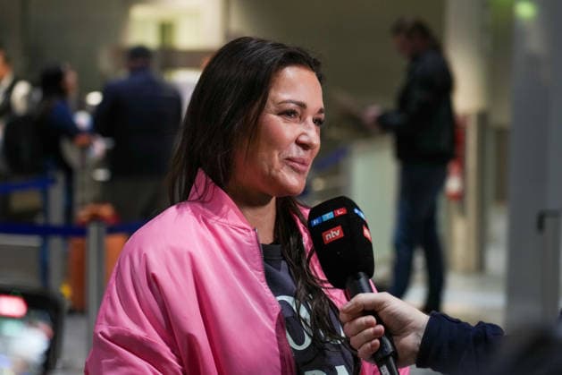 RTL Dschungelcamp - Frankfurt 2026. Simone Ballack bei der Abreise zur RTL-Sendung Ich bin ein Star Holt mich hier raus. Dschungelcamp 2026 am Flughafen Frankfurt. Frankfurt Flughafen Hessen