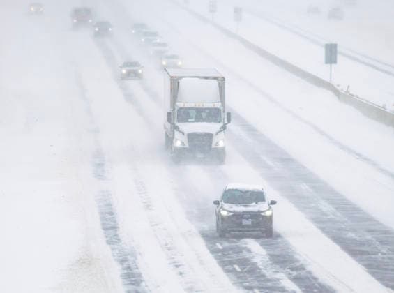 (260115) -- TORONTO, Jan. 15, 2026 -- Vehicles drive on a low-visibility snowy day on the highway in Toronto, Canada, on Jan. 15, 2026. (Photo by Zou Zheng Xinhua) CANADA-TORONTO-SNOWFALL LinxWei 