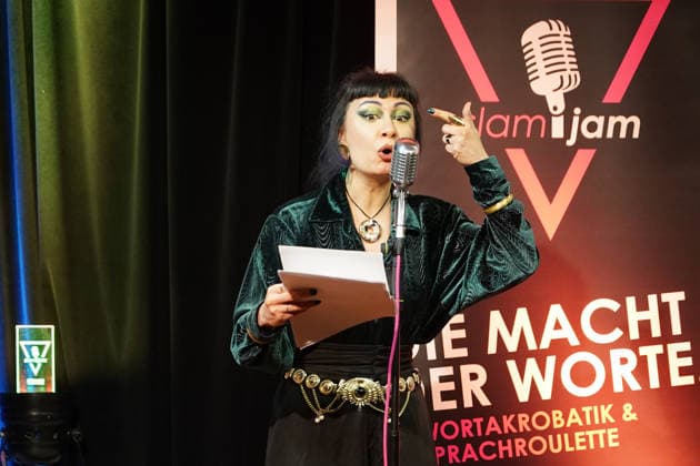 Aileen Schneider tritt beim Slam Jam im Büttelborner Cafe Extra auf - Büttelborn 15.01.2026: Slam Jam im Cafe Extra