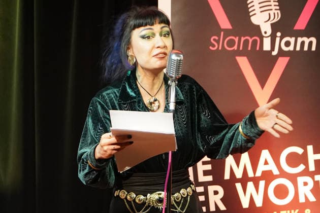 Aileen Schneider tritt beim Slam Jam im Büttelborner Cafe Extra auf - Büttelborn 15.01.2026: Slam Jam im Cafe Extra