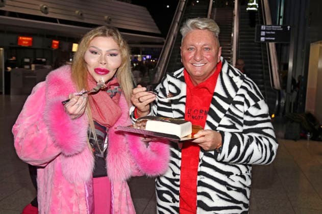 Patrick Mast und Hubert Fella bei der Abreise der Dschungelcamp-Kandidaten der RTL Reality-TV-Show Ich bin ein Star - holt mich hier raus nach Australien auf dem Flughafen Frankfurt am Main. Frankfurt, 15.01.2026