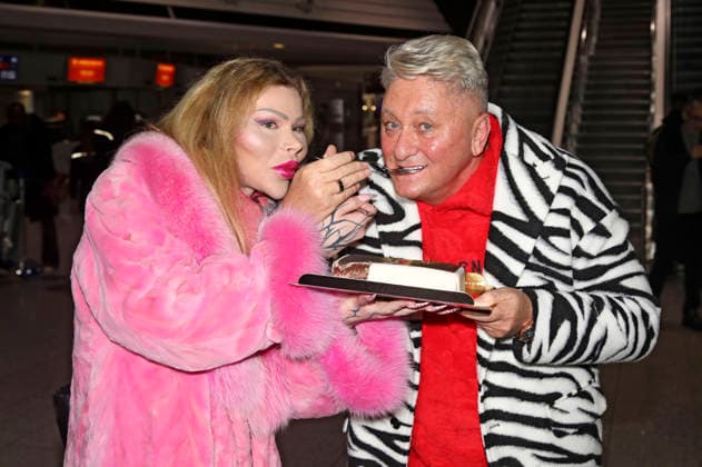 Patrick Mast und Hubert Fella bei der Abreise der Dschungelcamp-Kandidaten der RTL Reality-TV-Show Ich bin ein Star - holt mich hier raus nach Australien auf dem Flughafen Frankfurt am Main. Frankfurt, 15.01.2026