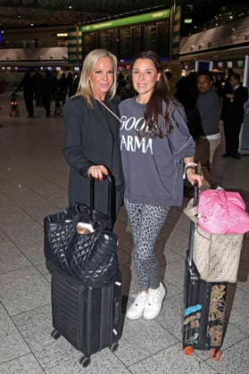 Birgit Fischer-Höper und Simone Ballack bei der Abreise der Dschungelcamp-Kandidaten der RTL Reality-TV-Show Ich bin ein Star - holt mich hier raus nach Australien auf dem Flughafen Frankfurt am Main. Frankfurt, 15.01.2026