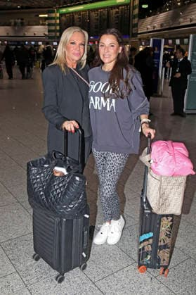 Birgit Fischer-Höper und Simone Ballack bei der Abreise der Dschungelcamp-Kandidaten der RTL Reality-TV-Show Ich bin ein Star - holt mich hier raus nach Australien auf dem Flughafen Frankfurt am Main. Frankfurt, 15.01.2026