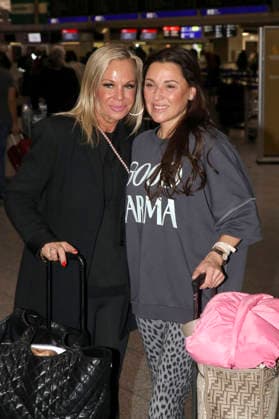 Birgit Fischer-Höper und Simone Ballack bei der Abreise der Dschungelcamp-Kandidaten der RTL Reality-TV-Show Ich bin ein Star - holt mich hier raus nach Australien auf dem Flughafen Frankfurt am Main. Frankfurt, 15.01.2026