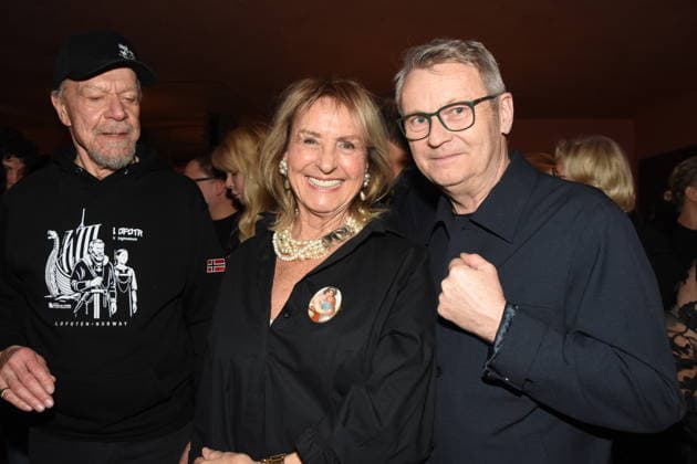Dirk Galuba Schauspieler Diana Koerner Schauspielerin Rene Heinersdorff Regie Schauspieler Jutta Kammann Schauspieerin Muenchen 15 01 2026 Komoedie im Bayerischen Hof Premiere Wer schiesst auf Frau Hummel Foto Bernd Muenchen Muenchen