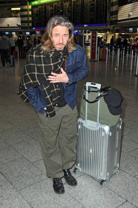 Entertainment Bilder des Tages RTL - Dschungelcamp 2026. Gil Ofarim anläßlich der Abreise der Kandidaten der RTL - Sendung Ich bin ein Star - holt mich hier raus zum Dschungel-Camp 2026 in Australien am 16.01.2026 auf dem Flughafen Frankfurt Main. 20260116MWI098968 *** RTL Jungle Camp 2026 Gil Ofarim on the occasion of the departure of the candidates of the RTL program Ich bin ein Star holt mich hier raus to the Jungle Camp 2026 in Australia on 16 01 2026 at Frankfurt Main Airport 20260116MWI098968