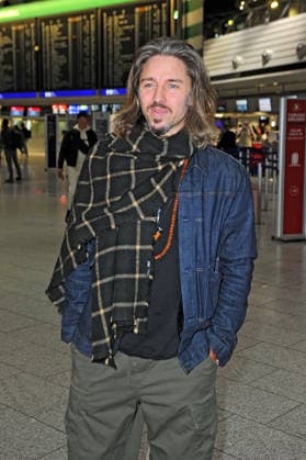 RTL - Dschungelcamp 2026. Gil Ofarim anläßlich der Abreise der Kandidaten der RTL - Sendung Ich bin ein Star - holt mich hier raus zum Dschungel-Camp 2026 in Australien am 16.01.2026 auf dem Flughafen Frankfurt Main. 20260116MWI098982