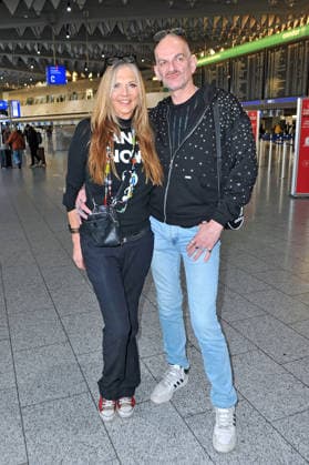 RTL - Dschungelcamp 2026. Nicole Belstler-Boettcher und Gloria Viagra ( Michel Gosewitsch ) anläßlich der Abreise der Kandidaten der RTL - Sendung Ich bin ein Star - holt mich hier raus zum Dschungel-Camp 2026 in Australien am 16.01.2026 auf dem Flughafen Frankfurt Main. 20260116MWI099134
