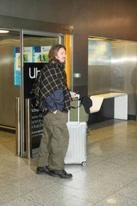 RTL Dschungelcamp - Frankfurt 2026. Gil Ofarim bei der Abreise zur RTL-Sendung Ich bin ein Star Holt mich hier raus. Dschungelcamp 2026 am Flughafen Frankfurt. Frankfurt Flughafen Hessen