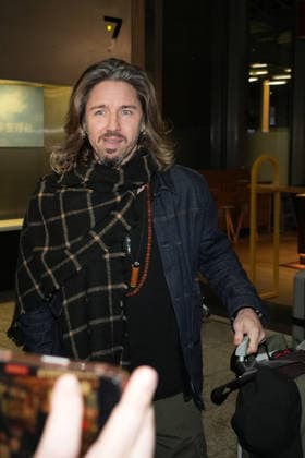 RTL Dschungelcamp - Frankfurt 2026. Gil Ofarim bei der Abreise zur RTL-Sendung Ich bin ein Star Holt mich hier raus. Dschungelcamp 2026 am Flughafen Frankfurt. Frankfurt Flughafen Hessen