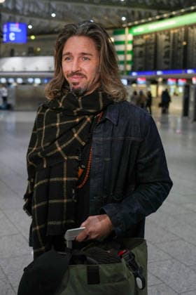 RTL Dschungelcamp - Frankfurt 2026. Gil Ofarim bei der Abreise zur RTL-Sendung Ich bin ein Star Holt mich hier raus. Dschungelcamp 2026 am Flughafen Frankfurt. Frankfurt Flughafen Hessen